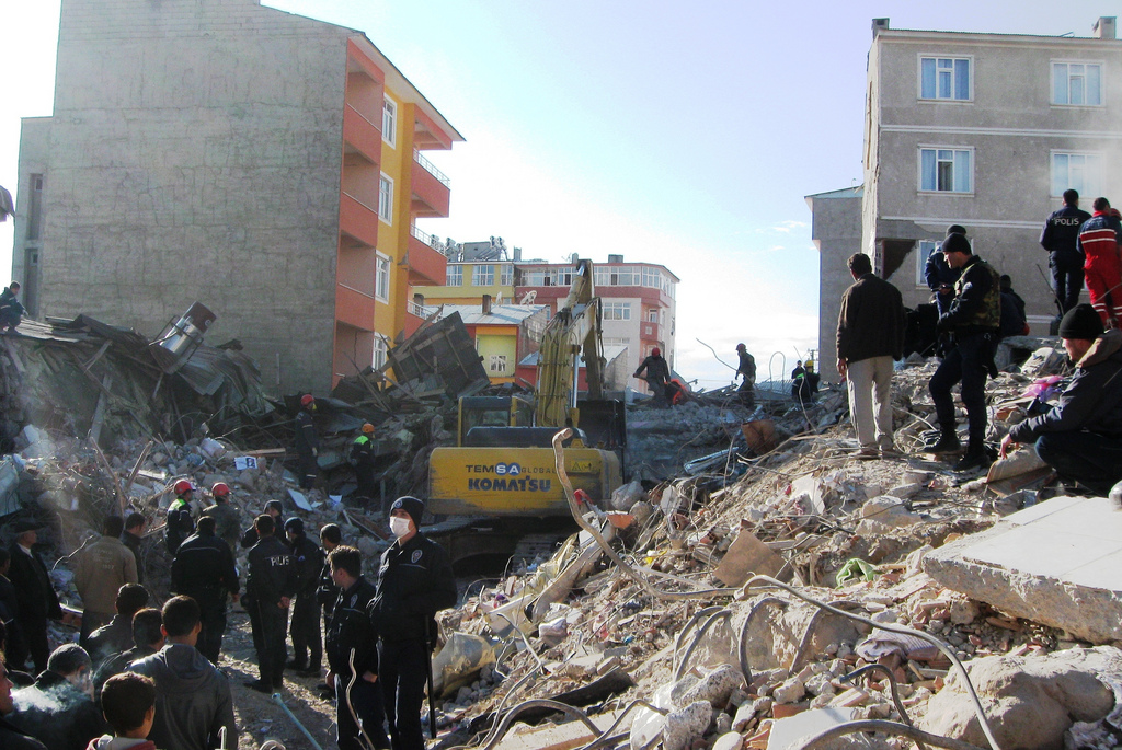 Un edifici destruït pel terratrèmol amb cossos de salvament i seguretat