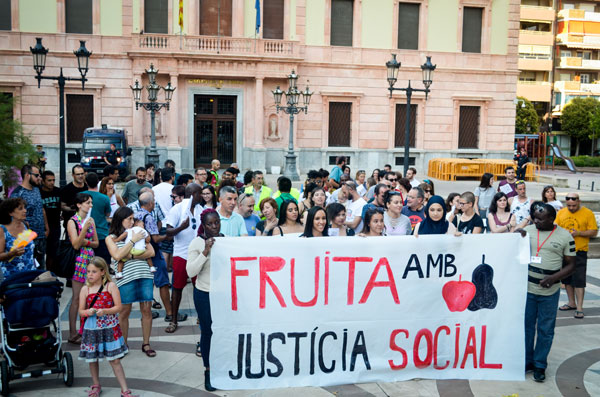 Manifestants amb un cartell de Fruita amb Justícia Social